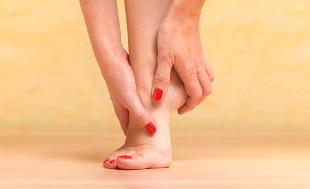 Can dehydration cause internal vibration in feet